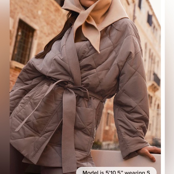 ALO Yoga Urbanite Wrap Puffer Jacket in Mushroom